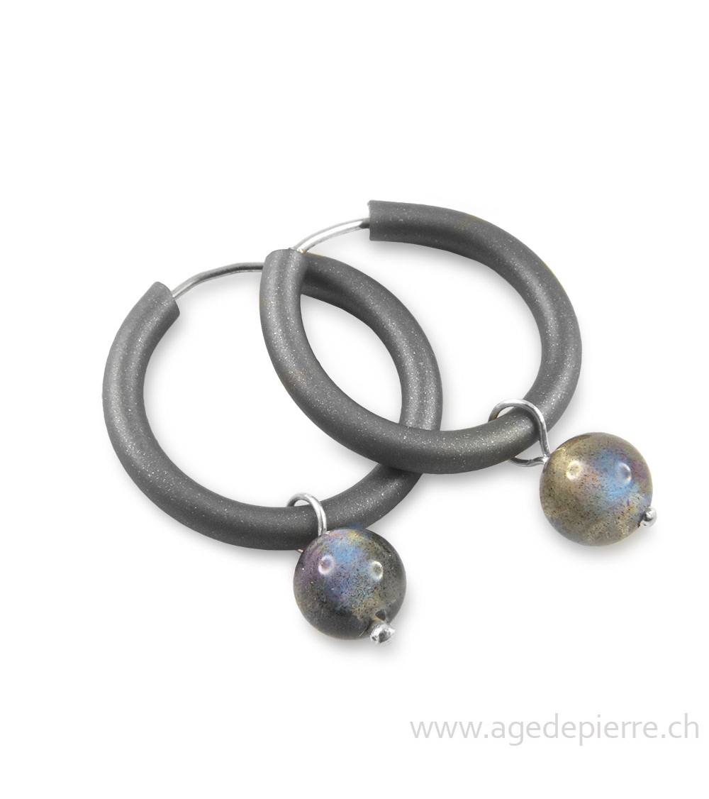Boucles d'oreilles arc-en-ciel en caoutchouc gris et labradorite