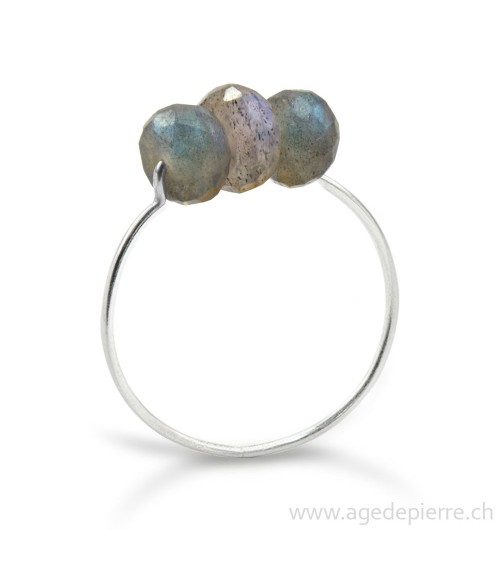 Bague avec 3 perles de labradorite à facette avec anneau fin en argent
