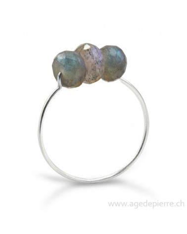 Bague avec 3 perles de labradorite à facette avec anneau fin en argent