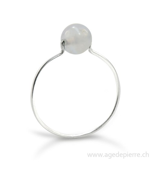 Bague avec perle de calcédoine et anneau fin en argent