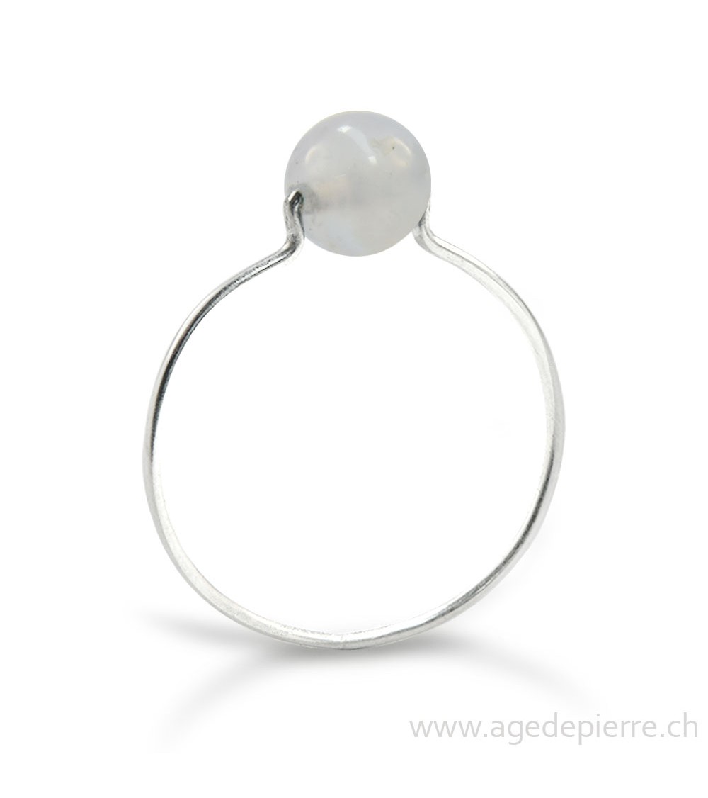 Bague avec perle de calcédoine et anneau fin en argent