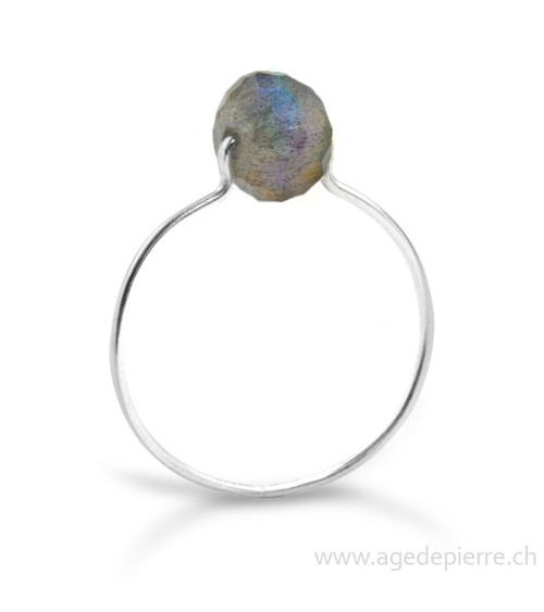 Bague labradorite facettée avec anneau fin en argent