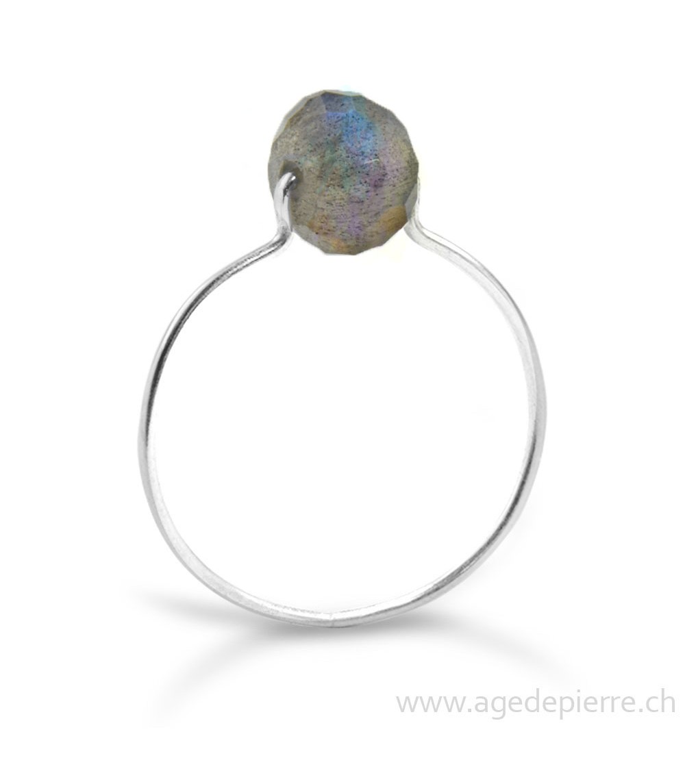 Bague labradorite facettée avec anneau fin en argent