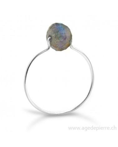 Bague labradorite facettée avec anneau fin en argent