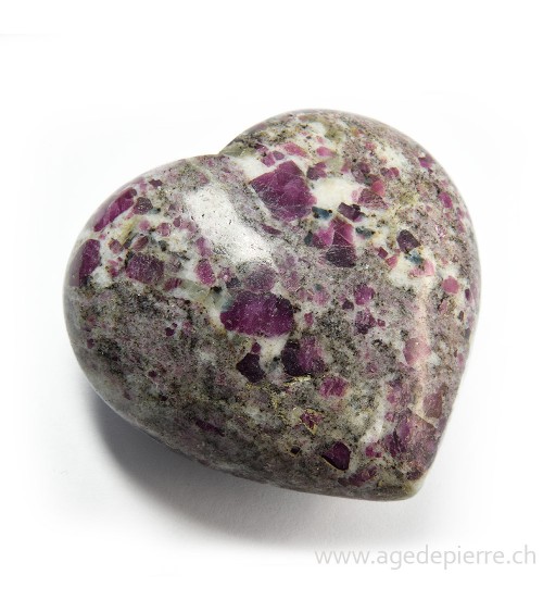 Coeur en rubis avec cordiérite l'Âge de pierre Vevey