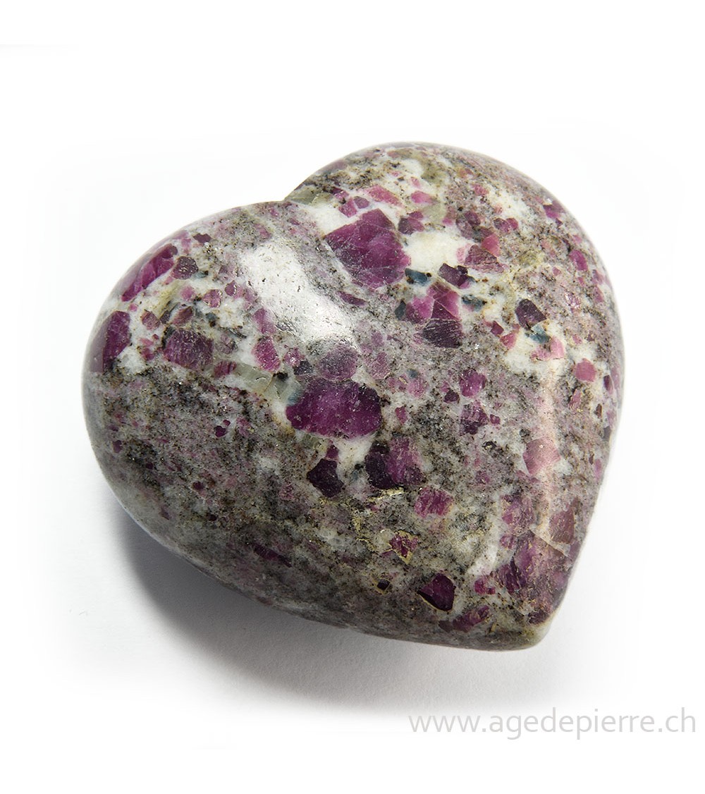Coeur en rubis avec cordiérite l'Âge de pierre Vevey