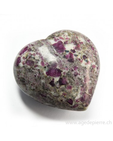 Coeur en rubis avec cordiérite l'Âge de pierre Vevey