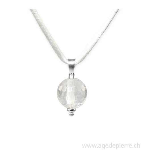 Pendentif cristal de roche taillé à facettes sur cordon blanc