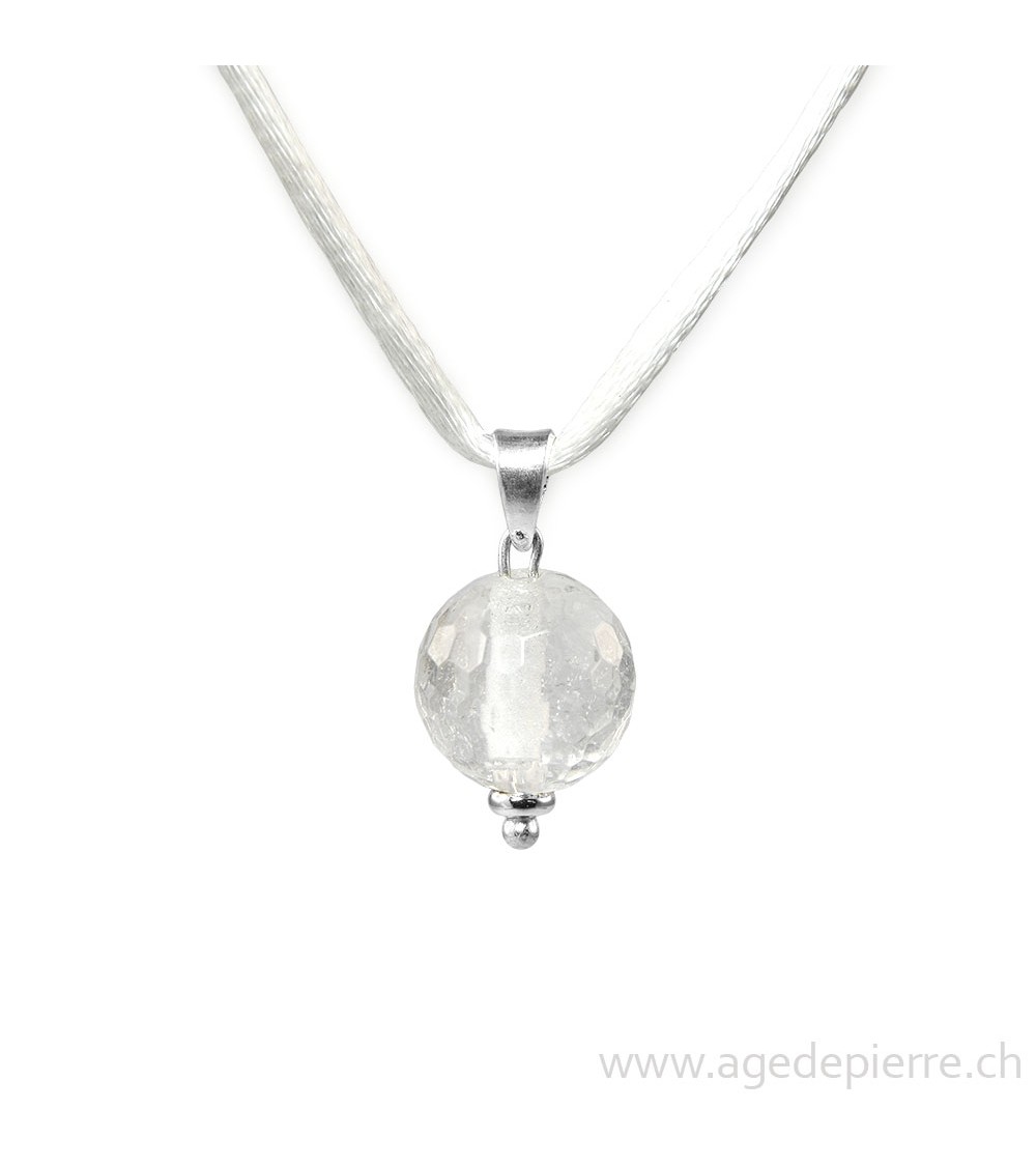 Pendentif cristal de roche taillé à facettes sur cordon blanc