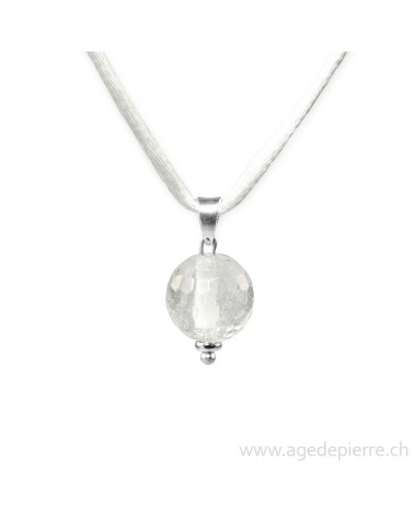 Pendentif cristal de roche taillé à facettes sur cordon blanc