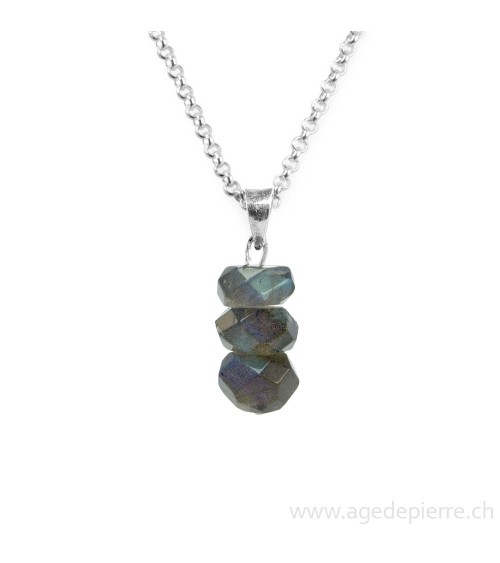 Pendentif avec perles de labradorite facettées monté sur une chaînette en argent