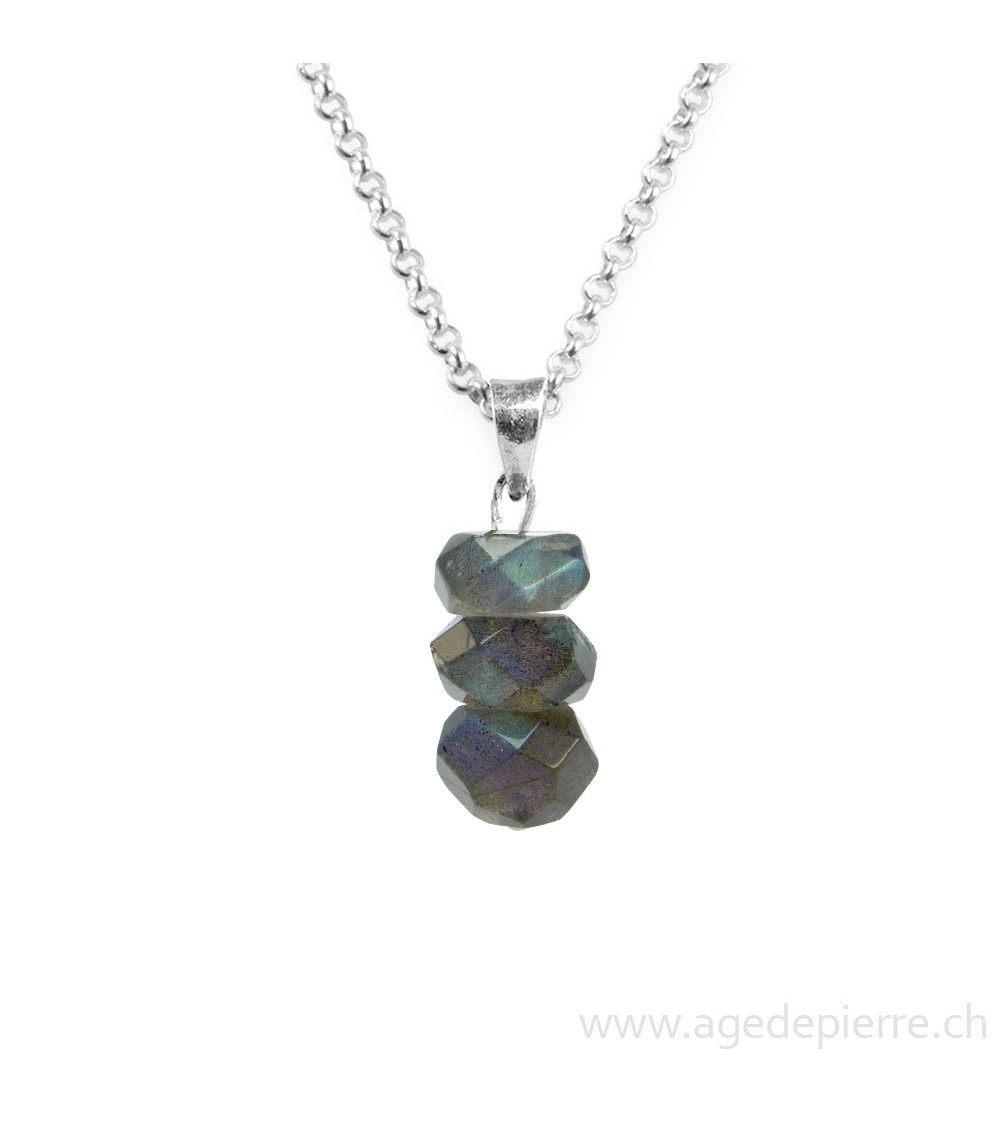 Pendentif avec perles de labradorite facettées monté sur une chaînette en argent