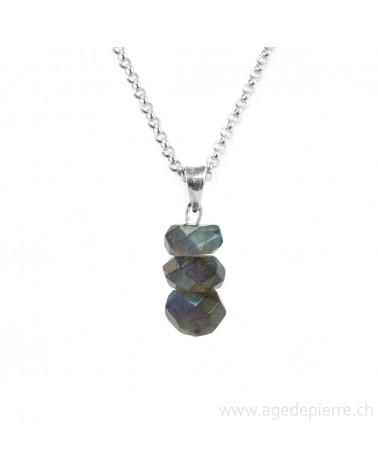 Pendentif avec perles de labradorite facettées monté sur une chaînette en argent