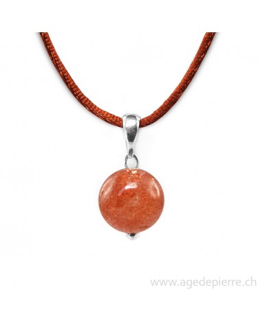 Pendentif sphère en pierre de soleil monté sur cordon rouge