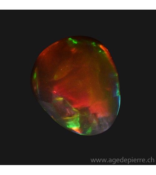Opale de feu, Ethiopie. Dimensions: 14,9 / 6,87 / 4,29 mm