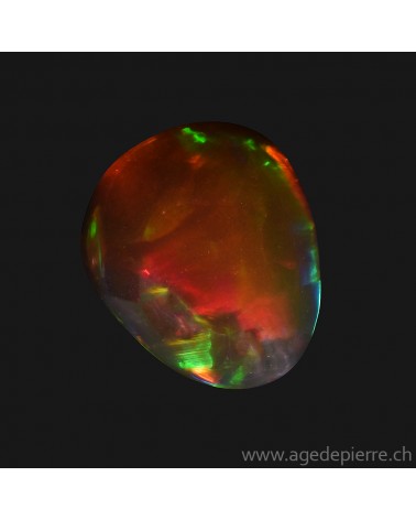 Opale de feu, Ethiopie. Dimensions: 14,9 / 6,87 / 4,29 mm