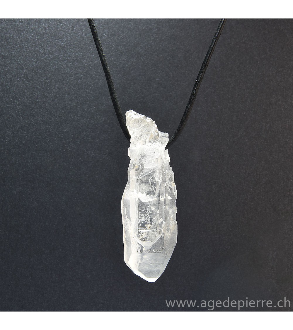 Cristal de roche brut monté en pendentif sur un cuir avec noeuds coulissants