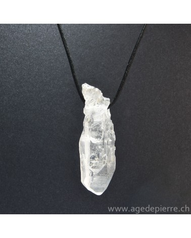 Cristal de roche brut monté en pendentif sur un cuir avec noeuds coulissants